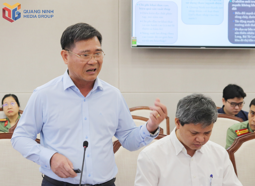 GS.TS Trần Thanh Hải - Hiệu trưởng Trường Đại học Mỏ Địa chất trình bày tham luận về “Giải pháp phát triển ngành khai thác than đáp ứng yêu cầu phát triển kinh tế nhanh và bền vững, đề xuất các nhiệm vụ trọng tâm