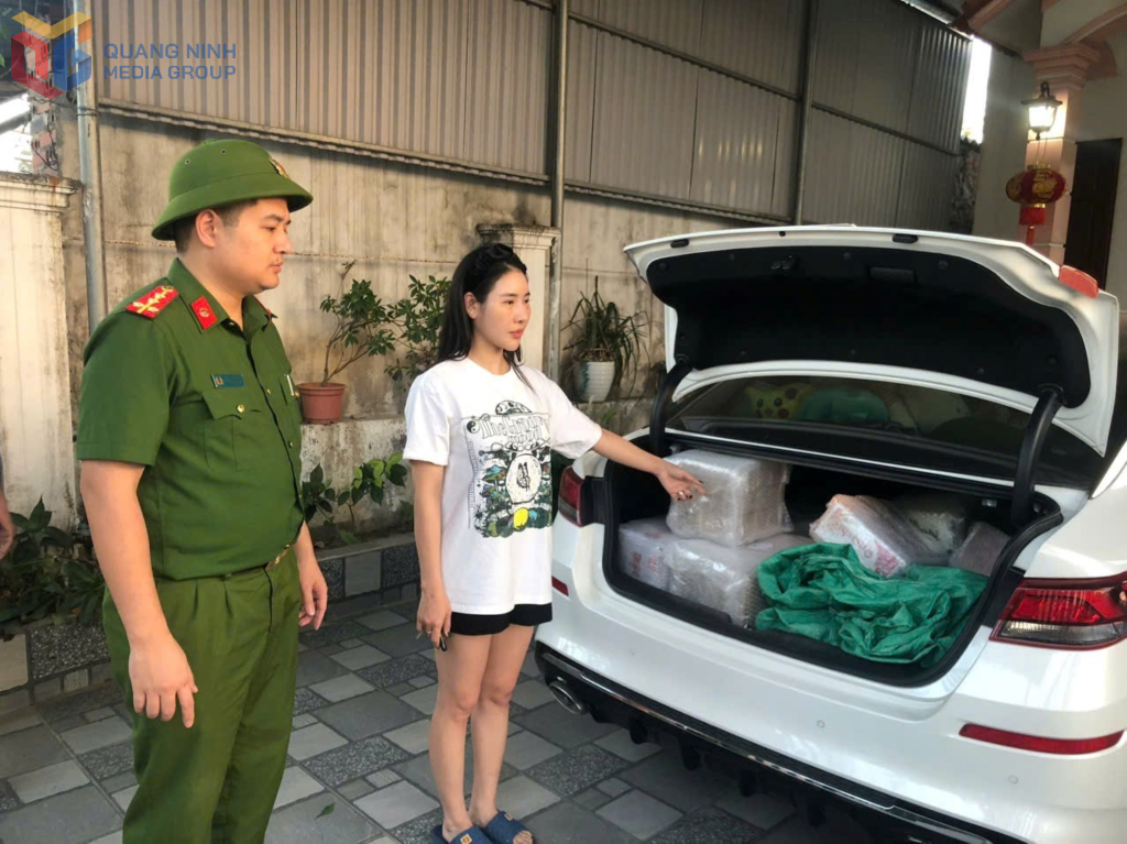 Đối tượng Phạm Thị Thảo cùng các gói thuốc bảo vệ thực vật giả được đóng gói chuẩn bị được mang đi tiêu thụ.