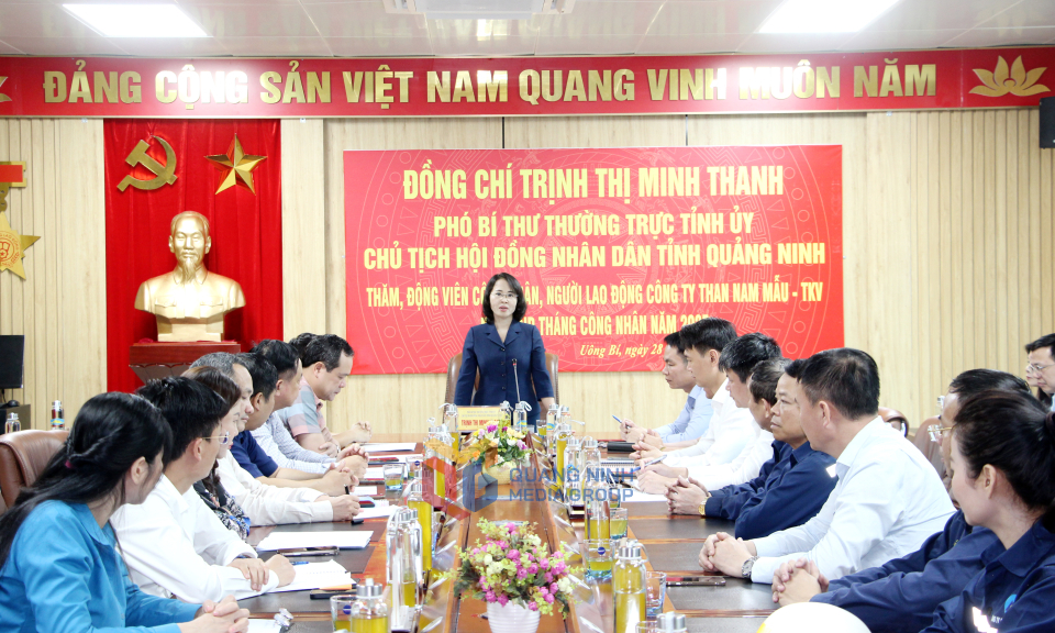 Đồng chí Trịnh Thị Minh Thanh, Phó Bí thư Thường trực Tỉnh ủy, Chủ tịch HĐND tỉnh, phát biểu động viên Công ty Than Nam Mẫu.