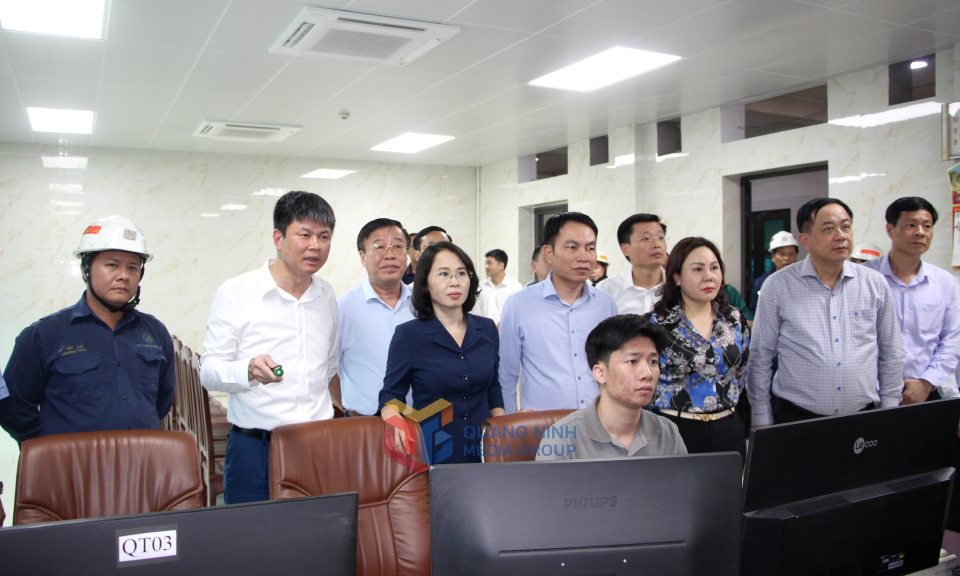 Đồng chí Trịnh Thị Minh Thanh, Phó Bí thư Thường trực Tỉnh ủy, Chủ tịch HĐND tỉnh, nghe lãnh đạo Công ty Than Nam Mẫu báo cáo công tác giám sát quá trình sản xuất tại các hầm lò.