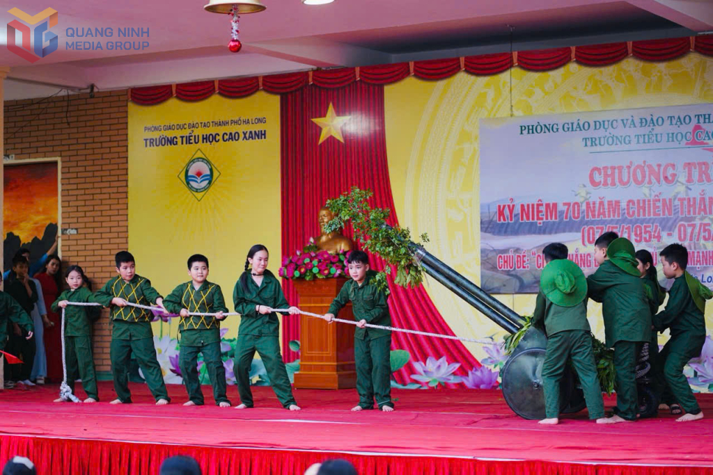 Học sinh Trường Tiểu học Cao Xanh tham gia tiết mục văn nghệ tại Chương trình Kỷ niệm 70 năm chiến thắng Điện Biên Phủ.