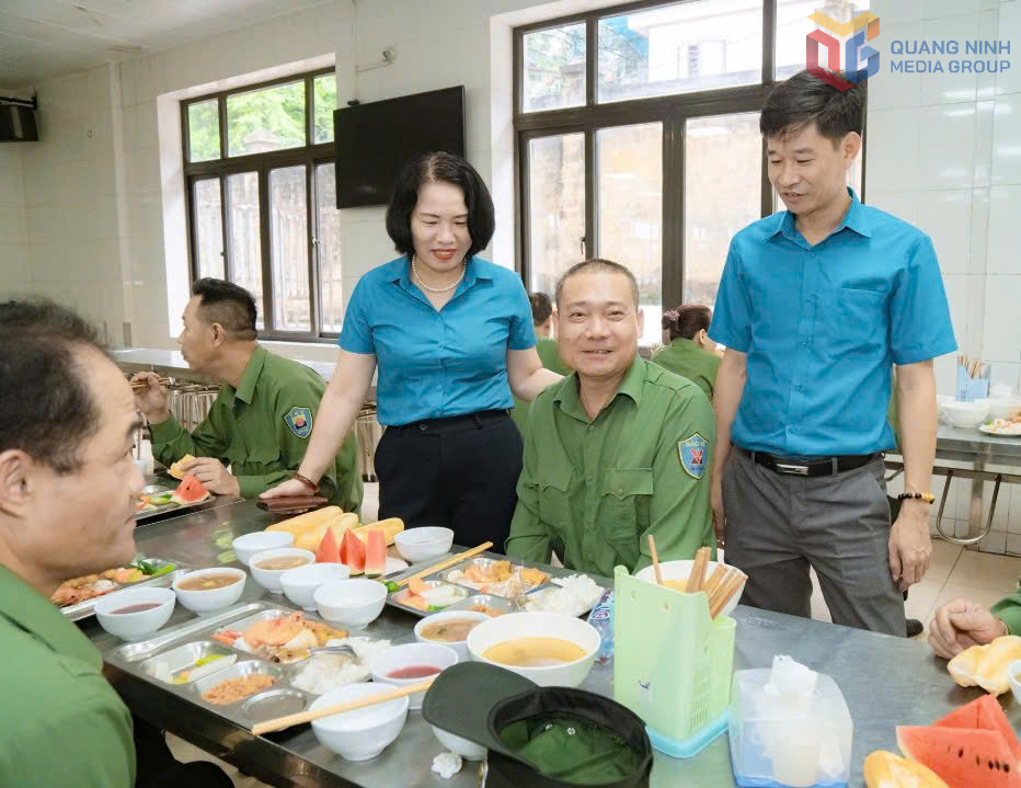 Bữa cơm Công đoàn tại Công ty CP Than Thống Nhất.