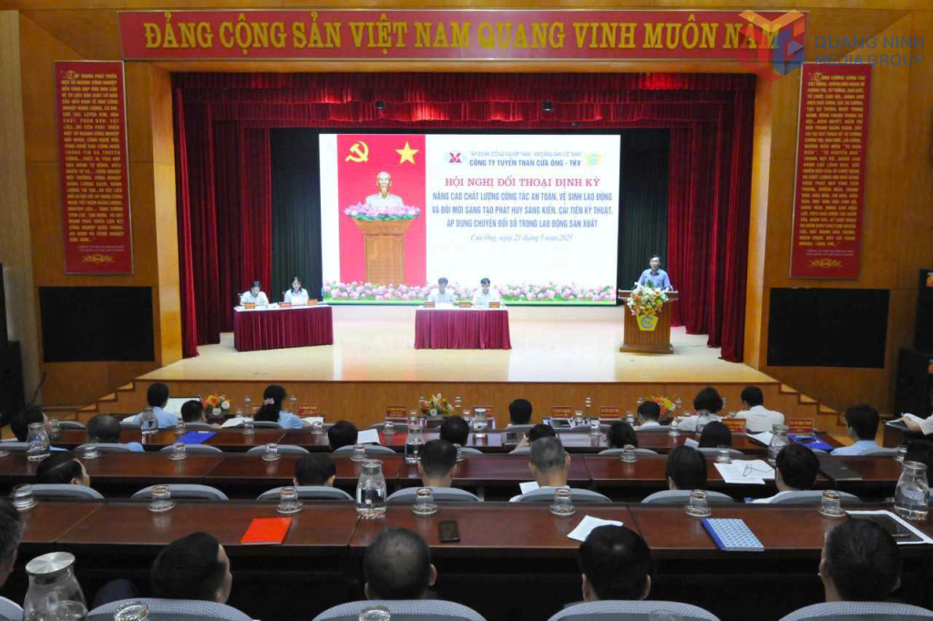 Đối thoại với người lao động tại Công ty Tuyển Than Cửa Ông.
