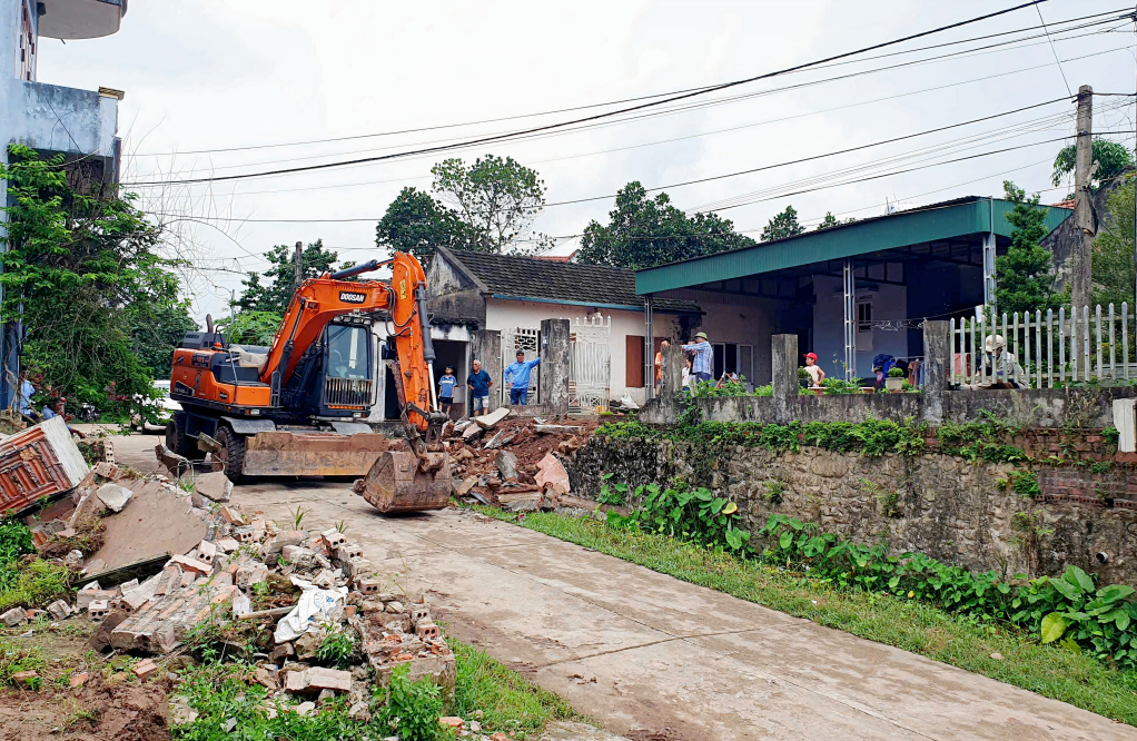 Nhiều hộ dân xã Đường Hoa (huyện Hải Hà) hiến đất và tài sản trên đất làm đường giao thông.