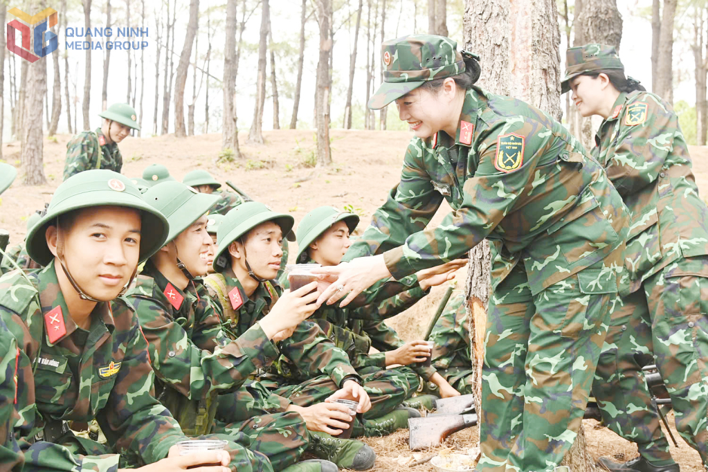Hội Phụ nữ Bộ CHQS tỉnh tổ chức chương trình “Bát nước thao trường” thăm và tặng quà cán bộ, chiến sĩ huấn luyện tại Trung đoàn 244.