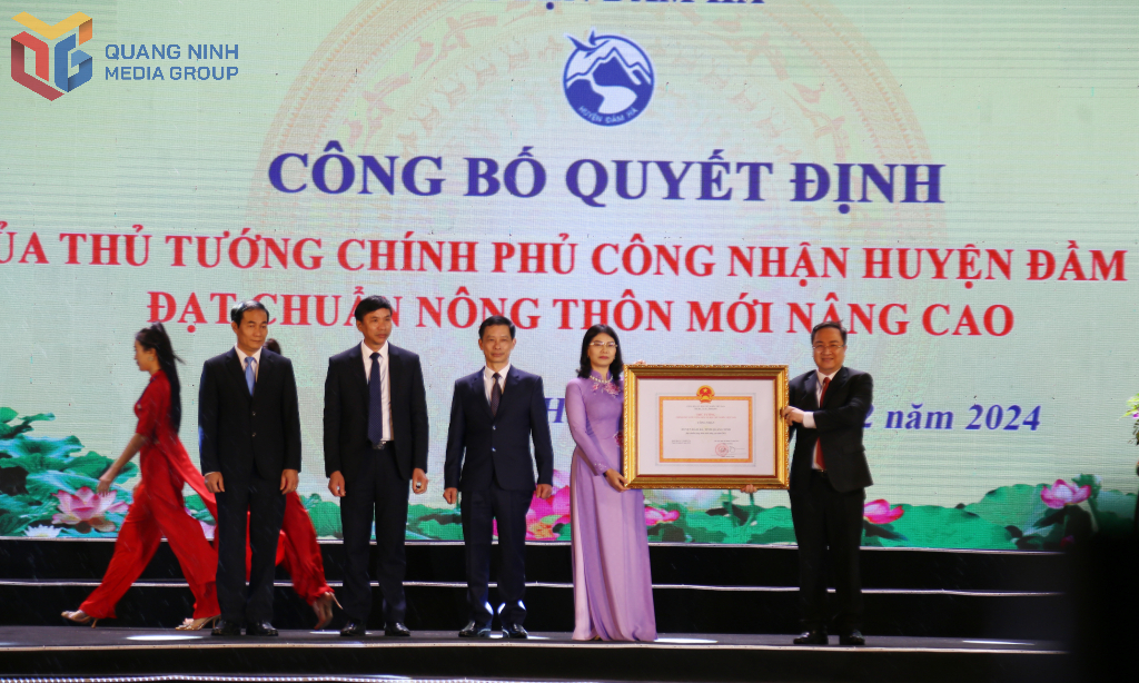 Thừa ủy quyền của Chính phủ, đồng chí Đặng Xuân Phương, Phó Bí thư Tỉnh ủy, Trưởng Đoàn ĐBQH tỉnh trao Quyết định của Thủ tướng Chính phủ công nhận huyện Đầm Hà đạt chuẩn Nông thôn mới nâng cao.