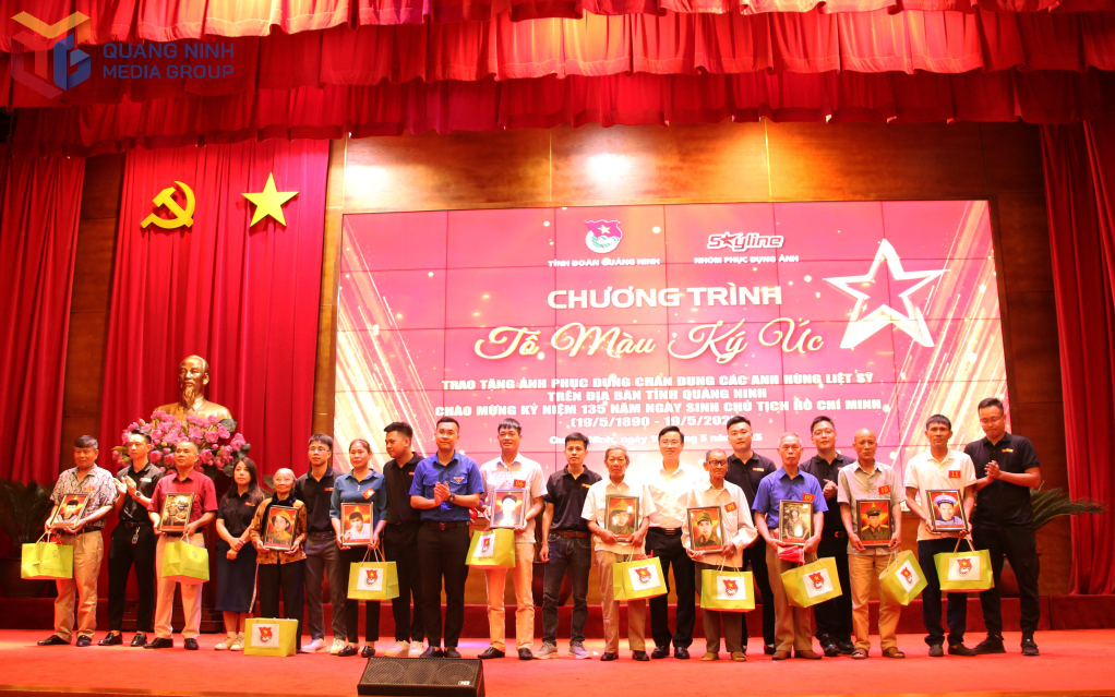 Đại diện lãnh đạo Tỉnh Đoàn và nhóm Skyline trao tặng di ảnh được phục dựng cho thân nhân, gia đình các Anh hùng liệt sỹ của tỉnh Quảng Ninh.