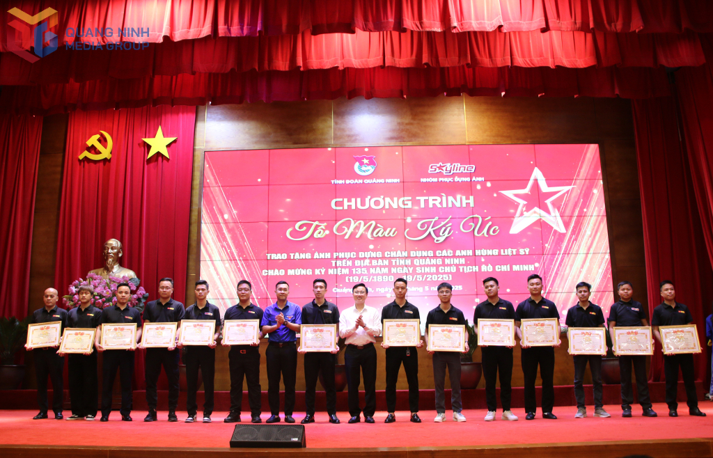 Ban Thường vụ Tỉnh Đoàn trao tặng bằng khen cho nhóm Skyline.