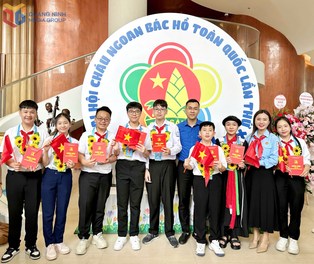 Bảo Nhi chụp ảnh lưu niệm cùng lãnh đạo Tỉnh Đoàn và các đại biểu thiếu nhi Quảng Ninh tham dự Đại hội Cháu ngoan Bác Hồ toàn quốc lần thứ X, năm 2025.