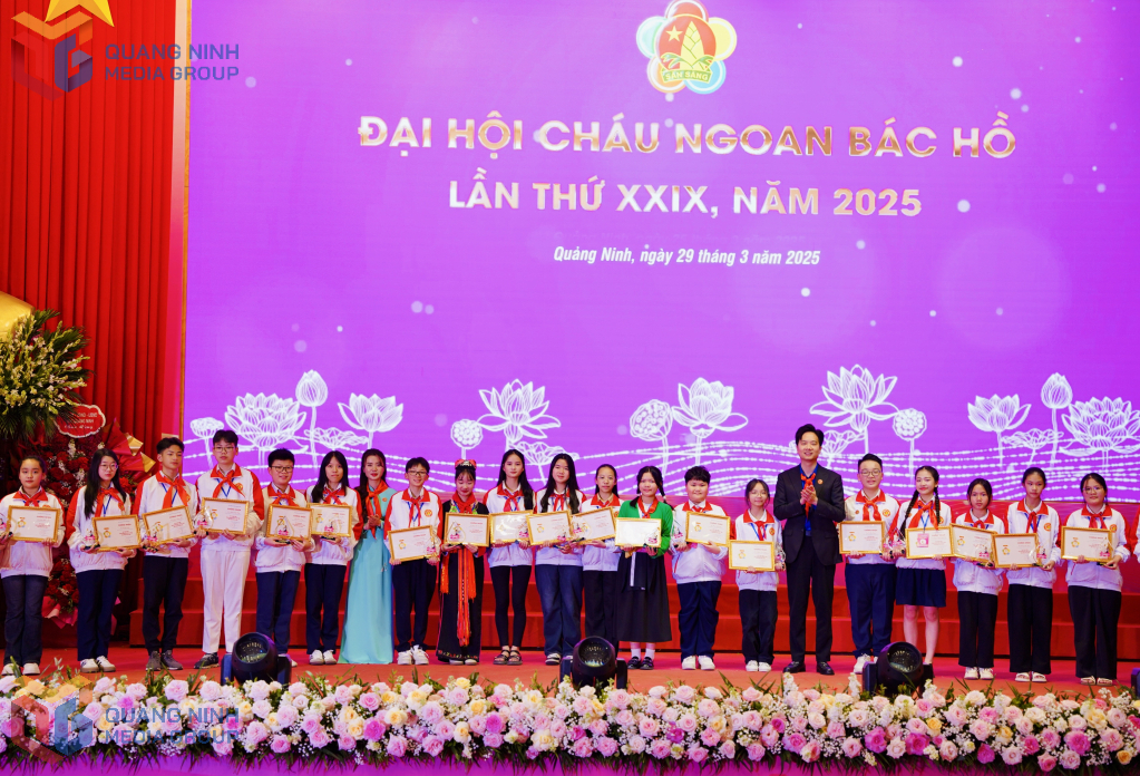 Lãnh đạo Tỉnh Đoàn tặng bằng khen tuyên dương các đại biểu Cháu ngoan Bác Hồ tỉnh Quảng Ninh lần thứ XXIX năm 2025. Ảnh: Hoàng Nga