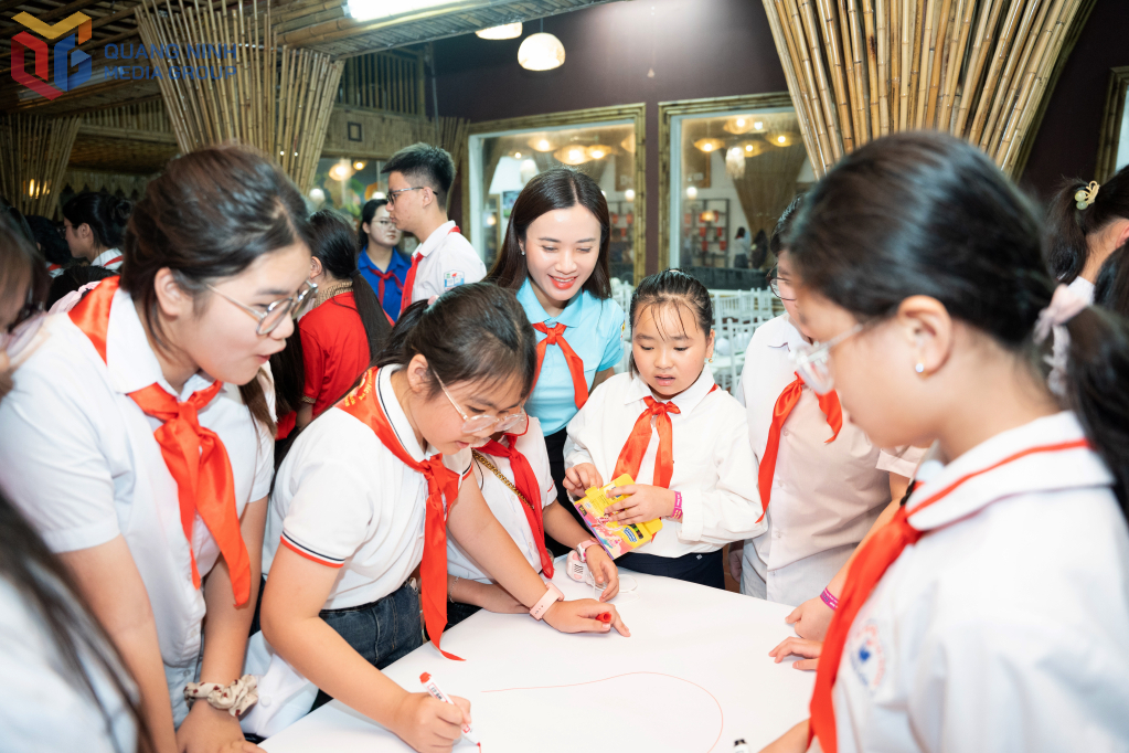 Các em thiếu nhi được tập huấn kỹ năng phòng, chống bạo lực, xâm hại trẻ em trong khuôn khổ chương trình Trại hè Ước mơ hồng do Hội đồng Đội tỉnh Quảng Ninh tổ chức.