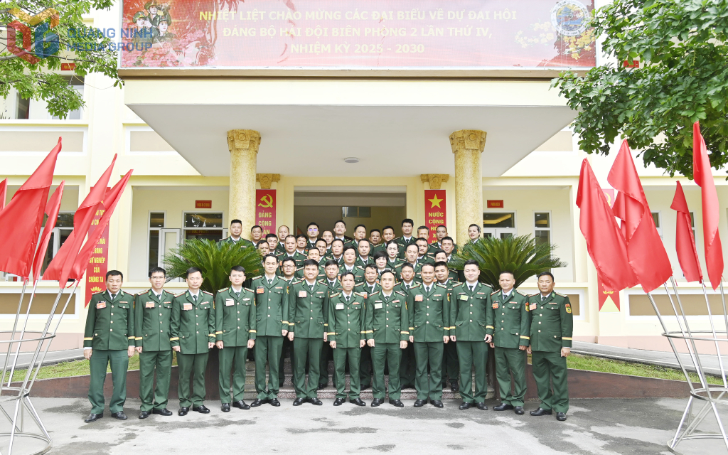 Thượng tá Đặng Minh Đức, Phó chỉ huy trưởng BĐBP tỉnh chụp ảnh với các đại biểu dự Đại hội Đảng bộ Hải đội biên phòng 2 BĐBP Quảng Ninh.