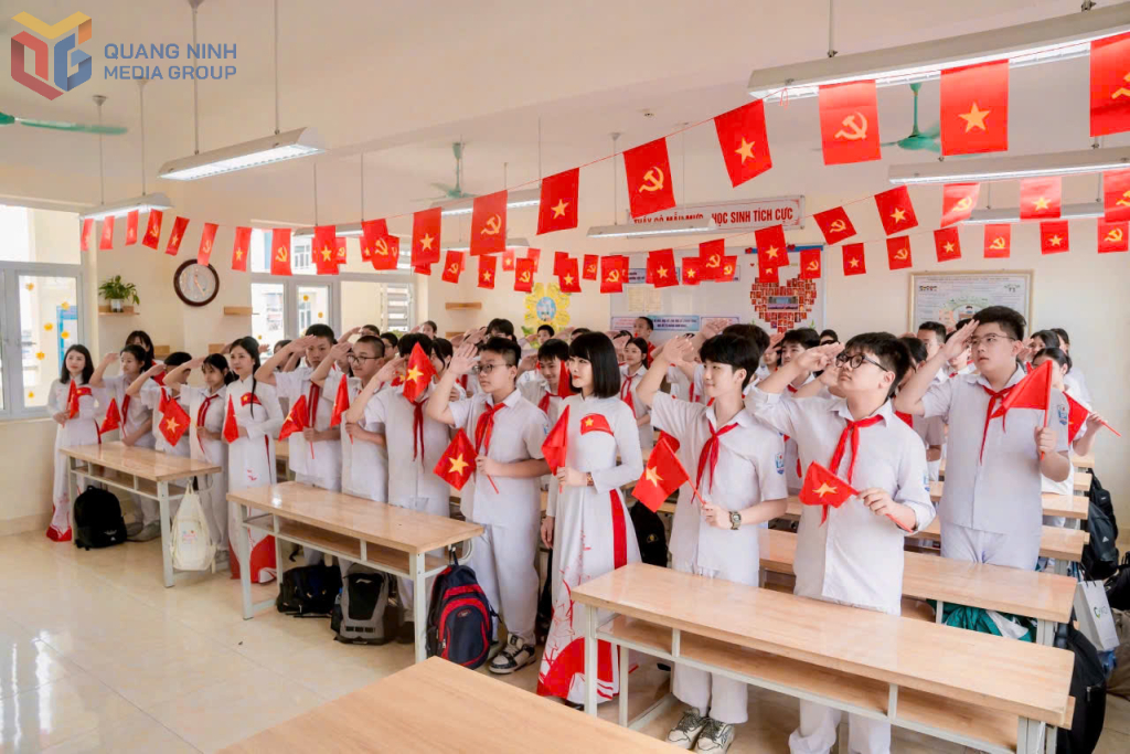 Cô và trò Trường THCS Trọng Điểm (TP Hạ Long) hát vang bài Quốc ca chào mừng Ngày Giải phóng miền Nam thống nhất đất nước.