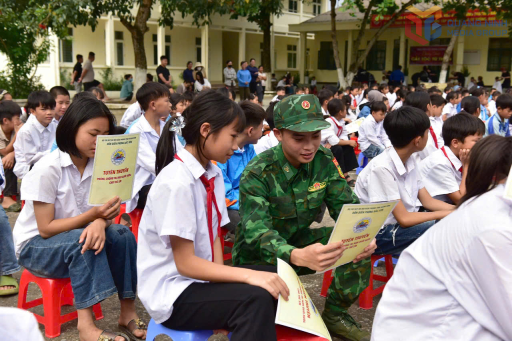 Cán bộ chiến sỹ Đồn BP Bắc Sơn tuyên truyền phòng chống đuối nước cho học sinh
