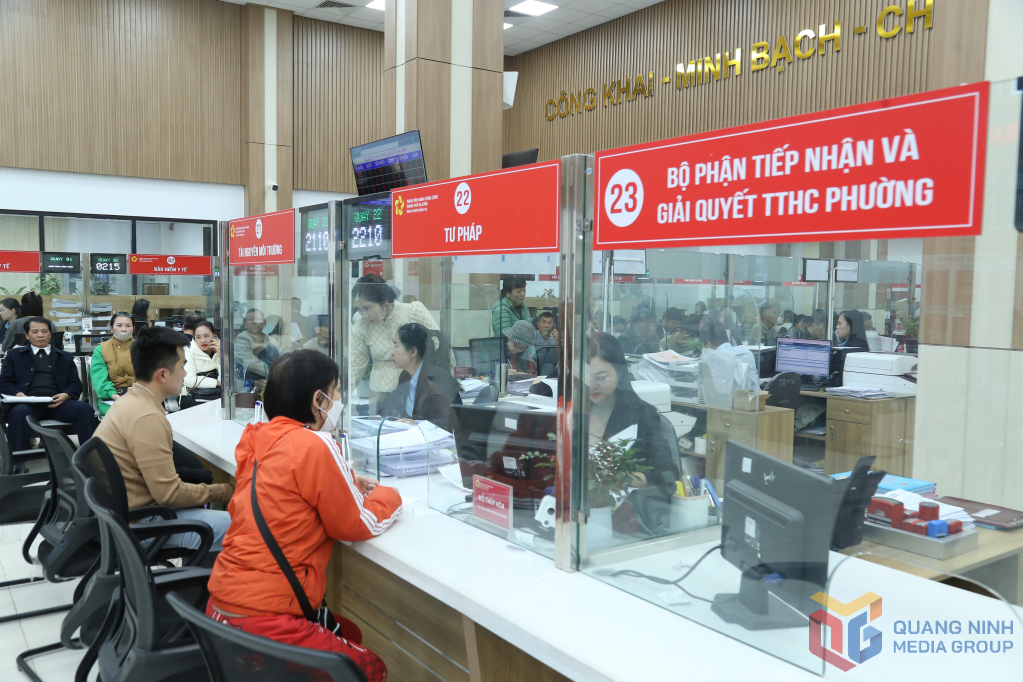 Trung tâm Phục vụ Hành chính công chi nhánh Hạ Long giải quyết thủ tục hành chính cho người dân.