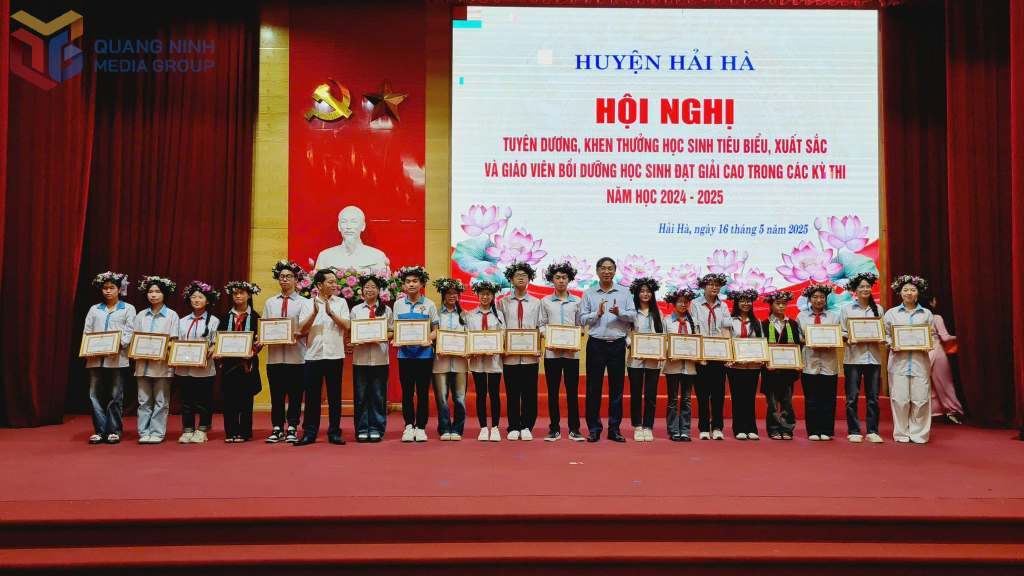 Huyện Hải Hà tuyên dương học sinh tiêu biểu xuất sắc đạt giải cao tại các kỳ thi chọn học sinh giỏi năm học 2024-2025.