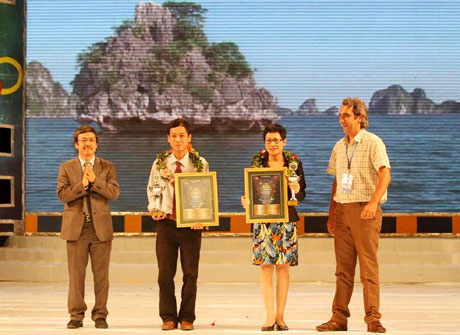 Đạo diễn Tùng Bắc (thứ 2, trái sang) được Ban Tổ chức trao giải nhì bộ phim tài liệu “Kỳ quan Hạ Long” tại Liên hoan Điện ảnh, Truyền hình Thể thao và Du lịch quốc tế FICTS - Việt Nam lần thứ VI, năm 2012.