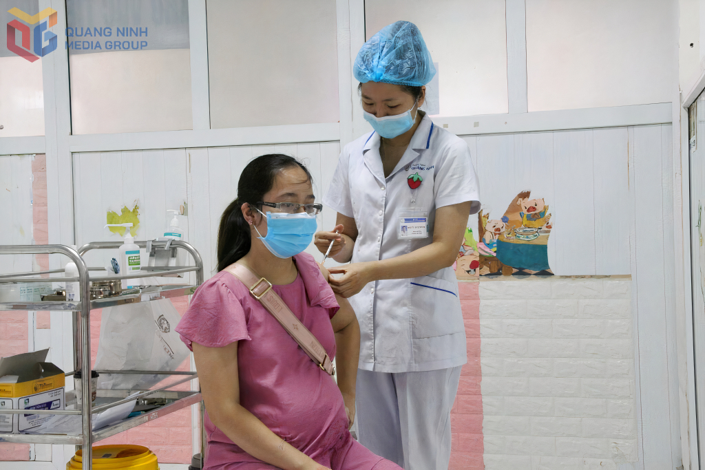 Tiêm phòng cho phụ nữ mang thai tại Bệnh viện Sản nhi Quảng Ninh.