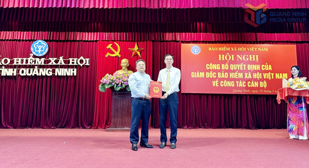 Phó Giám đốc BHXH Việt Nam trao Quyết định nghỉ hưu trước tuổi cho nguyên Giám đốc BHXH tỉnh Quảng Ninh Vũ Xuân Hiển.