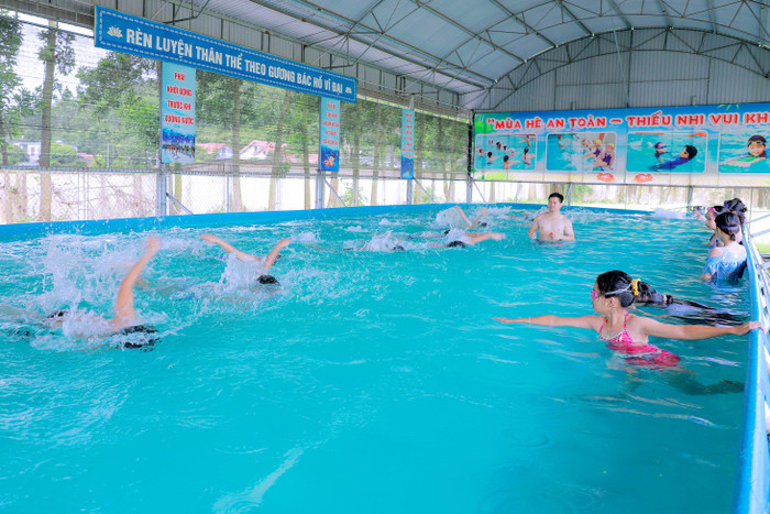 Học sinh được rèn luyện kỹ năng bơi, kỹ năng sinh tồn để tránh tai nạn đuối nước và giúp đỡ bạn bè khi gặp nạn