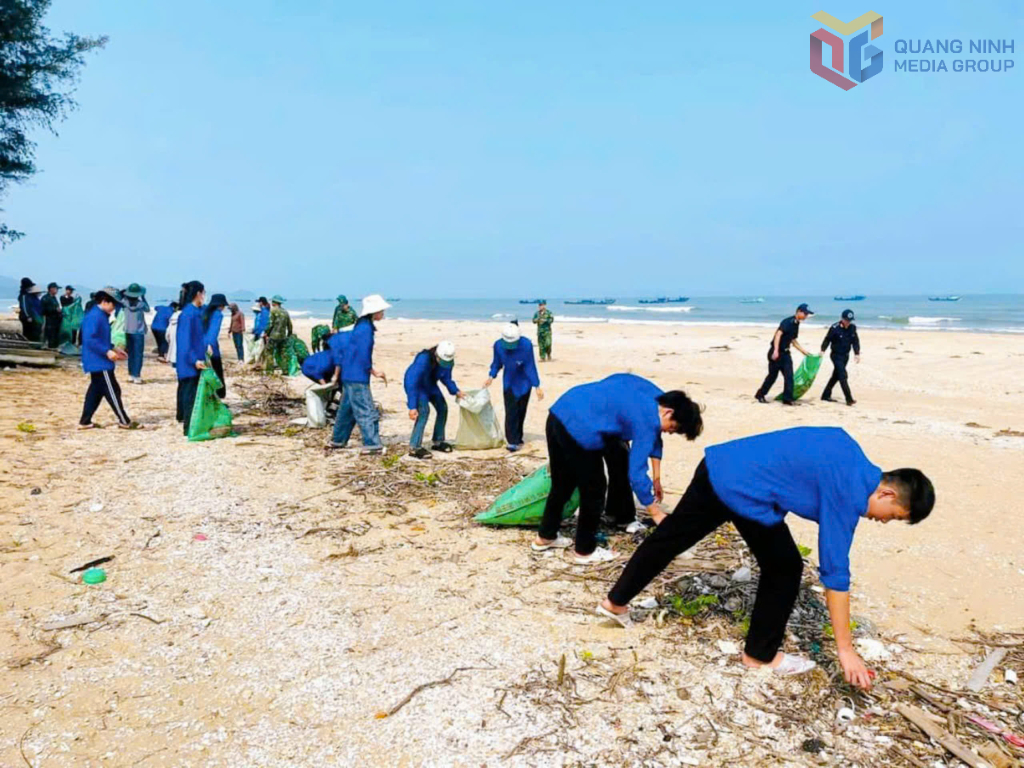 Đoàn thanh niên TP Móng Cái ra quân làm sạch biển
