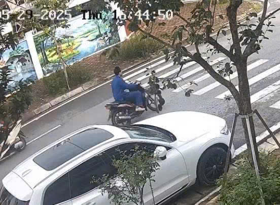 Đối tượng rời khỏi hiện trường bằng xe máy Yamaha Sirius màu đỏ đen. Ảnh cắt từ camera.