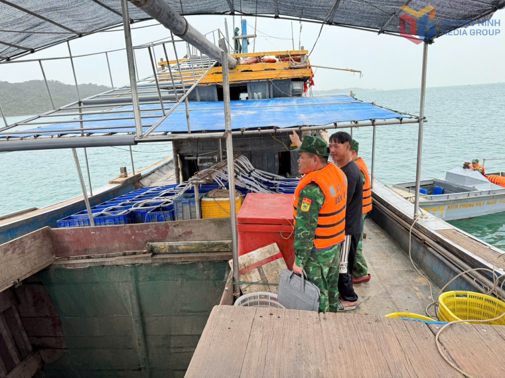 Đồn BP cửa khẩu Cảng Vạn Gia bắt giữ tàu khai thác thuỷ sản trái phép
