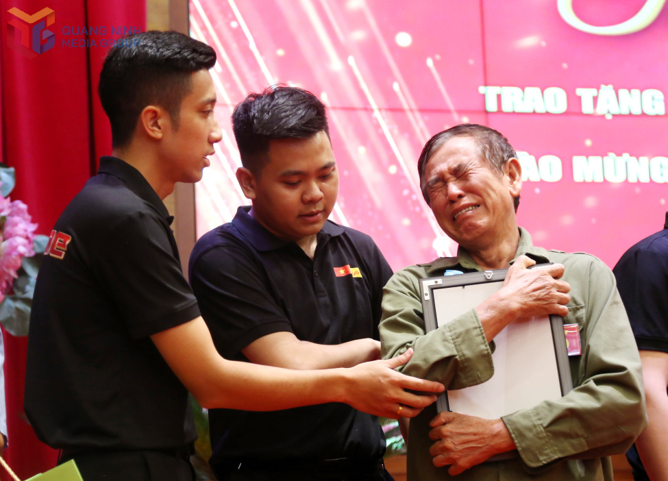 Thân nhân của liệt sĩ xúc động khi nhận di ảnh.