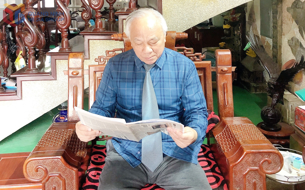 Ông Nguyễn Thanh Sửu xem lại những kỷ vật năm xưa.