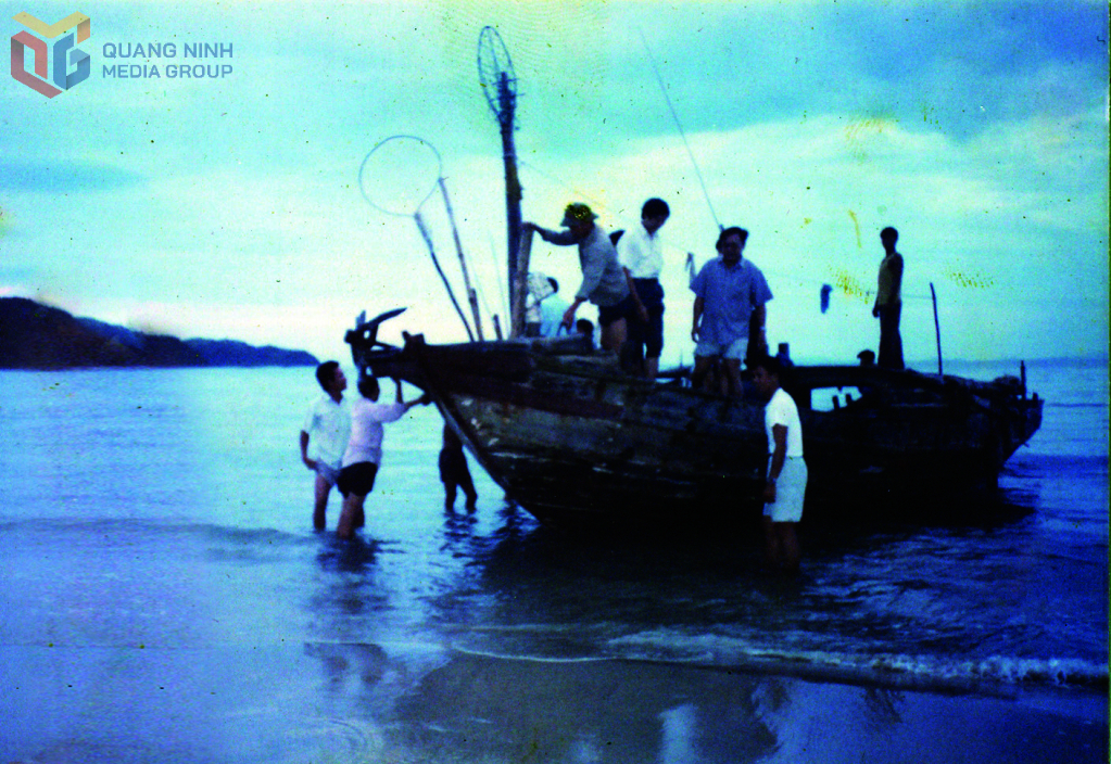 Đoàn cán bộ được tỉnh cử ra nhận công tác tại Cô Tô năm 1994.