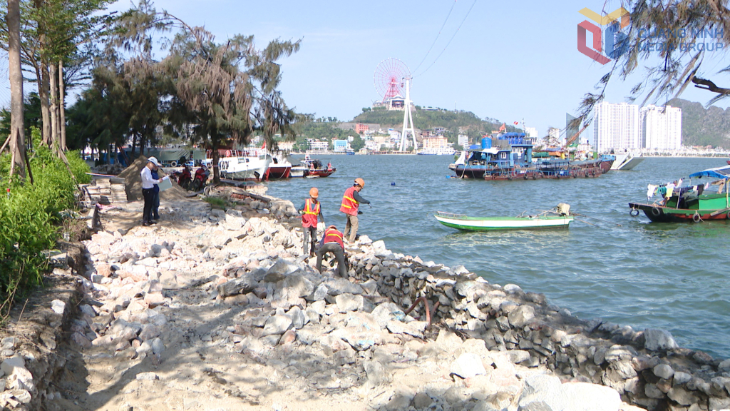 Đơn vị thi công đang tiến hành sửa chữa, khắc phục tình trạng sạt lở, sụt lún kè biển và vỉa hè khu vực đối diện Khách sạn lô C4.