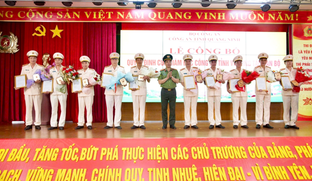 Đại tá Trần Văn Phúc, Bí thư Đảng ủy, Giám đốc Công an tỉnh trao các Quyết định nghỉ hưu cho các đồng chí lãnh đạo cấp phòng.