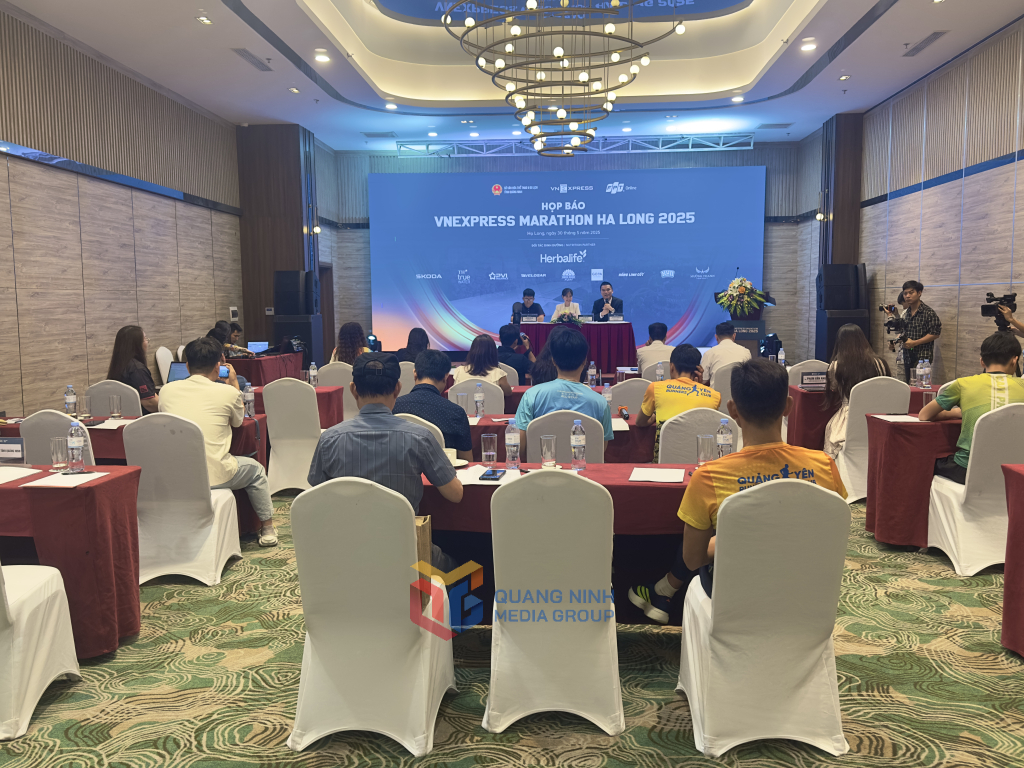 Quảng cảnh buổi họp báo Giải chạy VnExpress Marathon Halong 2025