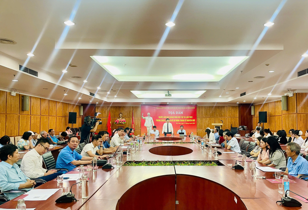 Hội Nhà báo Quảng Ninh, Trung tâm Truyền thông tỉnh, Sở Văn hóa - Thể thao và Du lịch, Bảo tàng Báo chí Việt Nam phối hợp tổ chức Tọa đàm “Người làm báo Quảng Ninh học tập và làm theo phong cách làm báo Hồ Chí Minh trong kỷ nguyên mới”. Ảnh: Hoàng Nga