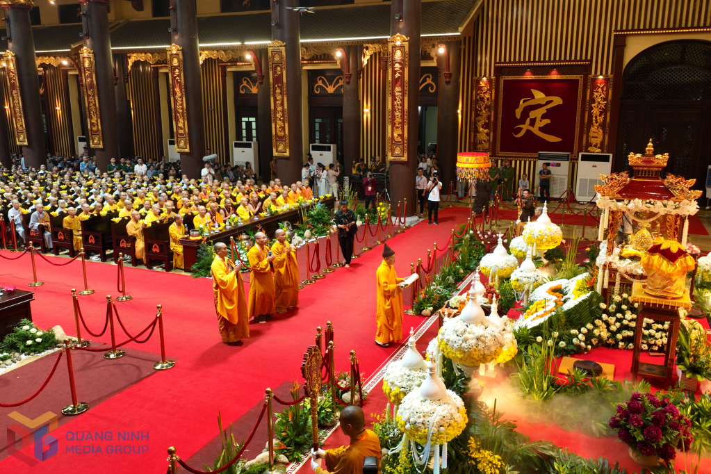 Cung Trúc Lâm Yên Tử trang hoàng rực rỡ, đón xá lợi Phật Tổ Thích Ca Mâu Ni