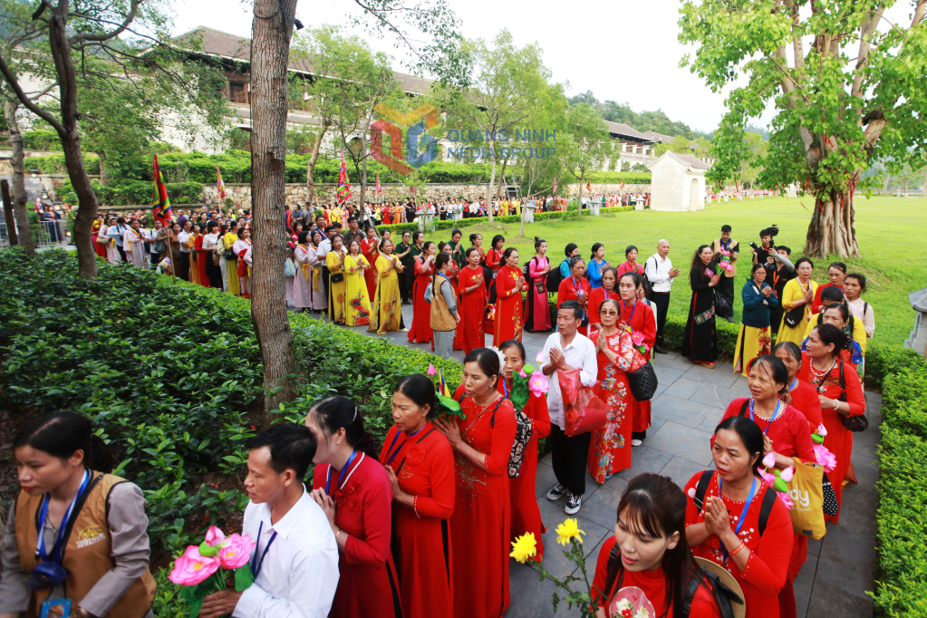 Hàng vạn Phật tử và du khách thập phương tề tựu tại Yên Tử trong ngày cung rước xá lợi Đức Phật tại Yên Tử