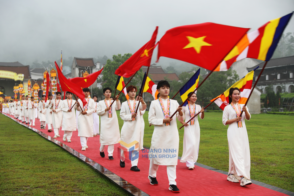 Cờ hoa rợp trời trong ngày Yên Tử đón xá lợi Phật Tổ
