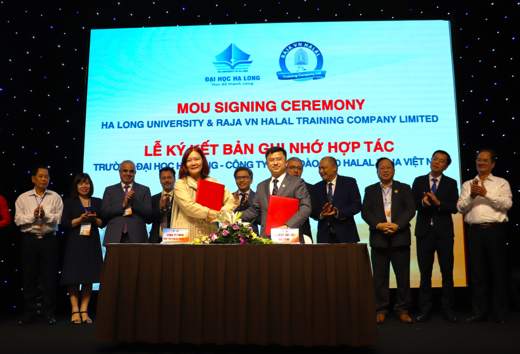 Lễ ký kết hợp tác giữa Trường Đại học Hạ Long và Công ty TNHH Đào tạo Halal Raja Việt Nam.
