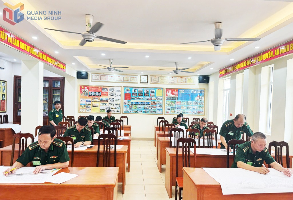 Các thí sinh thực hiện bài kiểm tra.