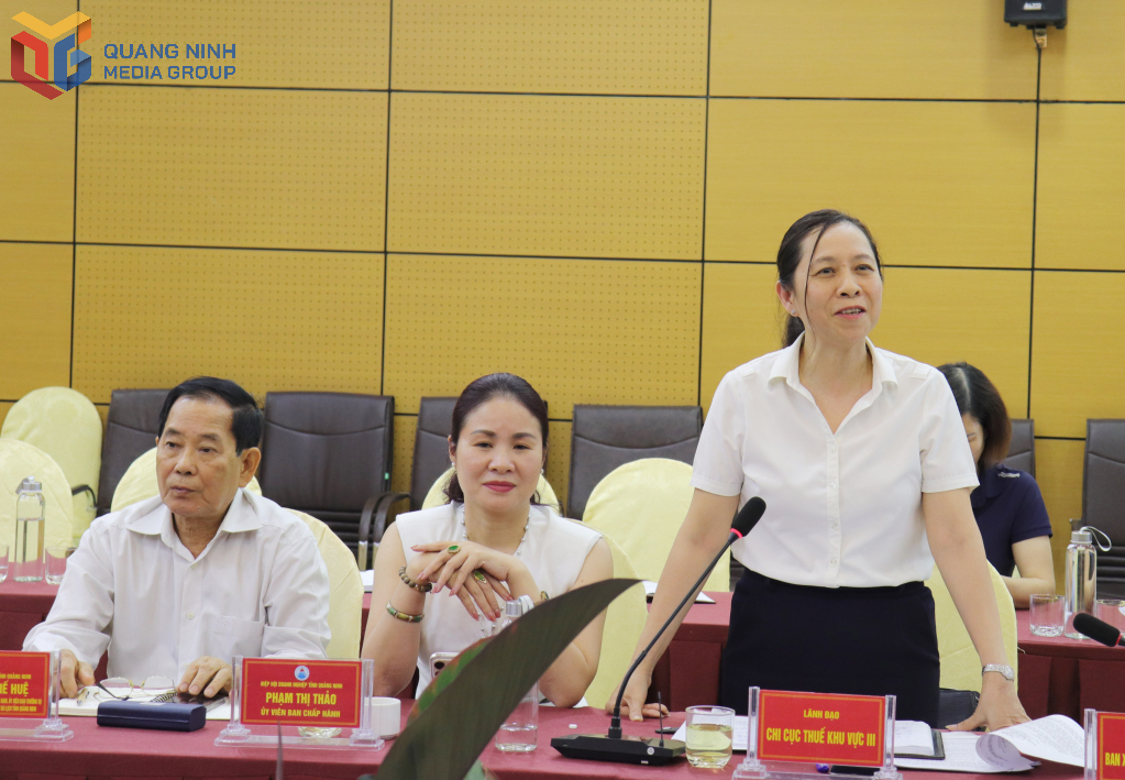 Lãnh đạo Chi cục Thuế khu vực III giải đáp một số nội dung.