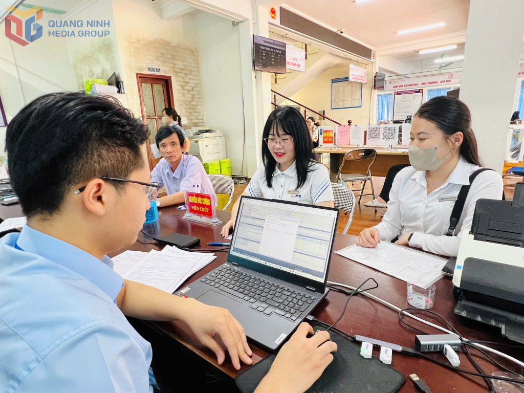 Người dân, doanh nghiệp TP Uông Bí đến làm việc tại Trung tâm HCC TP Uông Bí. 