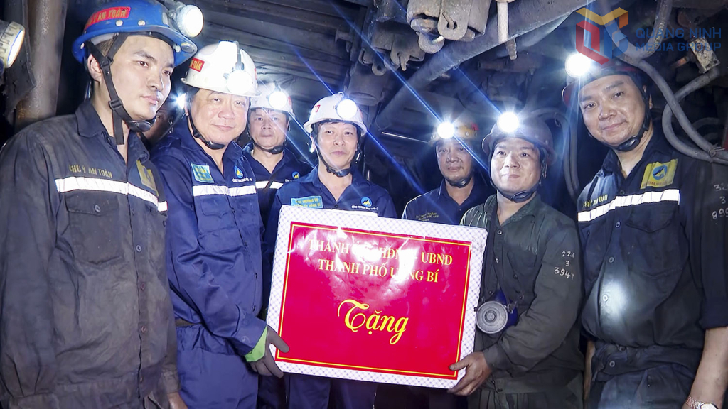 Lãnh đạo thành phố Uông Bí tặng quà cho công nhân đang làm việc tại mức -50m so với mực nước biển ngày 28/5.