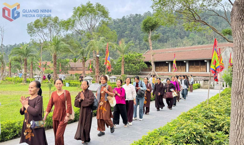 Trong 3 ngày 25 - 27/5, hơn 1 triệu phật tử về Yên Tử để chiêm bái xá lợi Đức Phật.