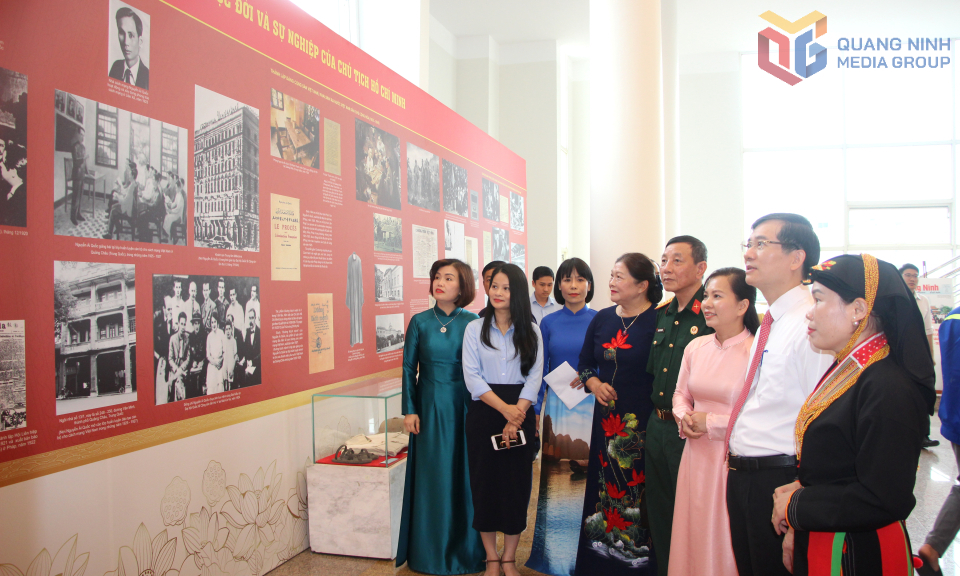 Đồng chí Vũ Quyết Tiến, Phó Bí thư Tỉnh ủy, cùng các đại biểu tham quan một số hình ảnh sưu tầm về Bác được trưng bày tại hội nghị.