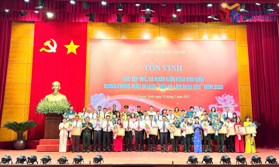 Các đồng chí lãnh đạo tỉnh chúc mừng các tập thể, cá nhân có thành tích xuất sắc trong phong trào thi đua
