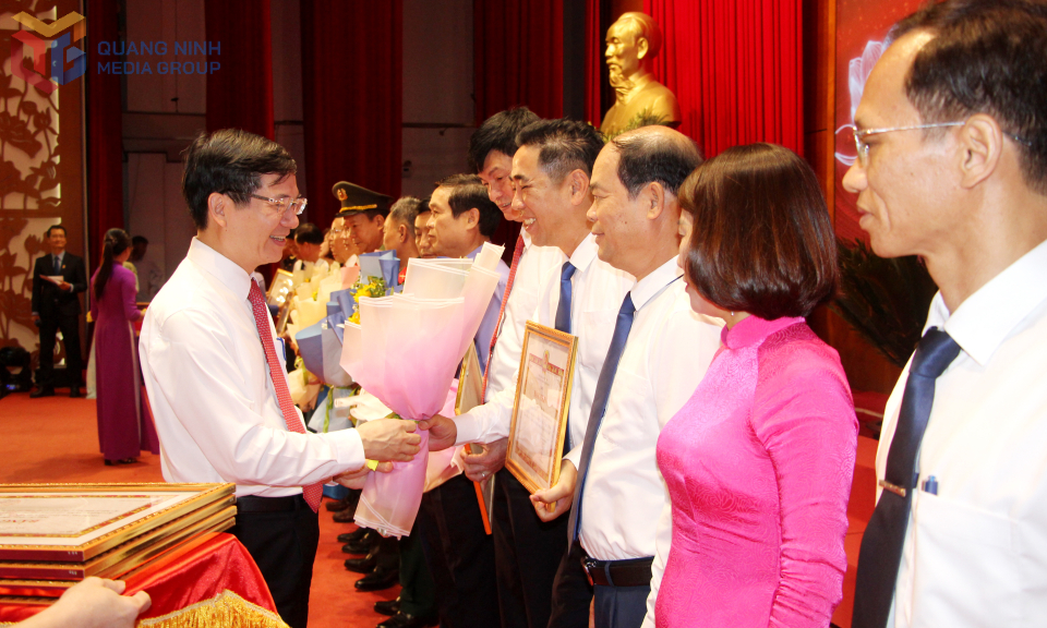 Đồng chí Vũ Quyết Tiến, Phó Bí thư Tỉnh ủy, tặng Bằng khen của Ban Thường vụ Tỉnh ủy cho tập thể, cá nhân có thành tích tiêu biểu, xuất sắc trong phong trào thi đua