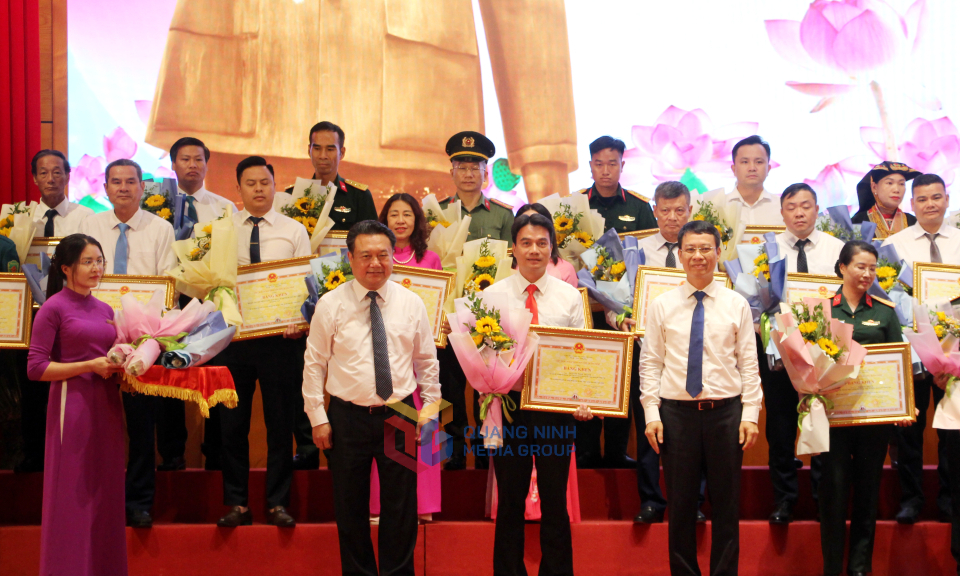 Lãnh đạo Ủy ban Kiểm tra Tỉnh ủy; lãnh đạo Ban Tuyên giáo và Dân vận Tỉnh ủy, trao tặng Bằng khen của UBND tỉnh cho tập thể, cá nhân có thành tích trong phong trào thi đua