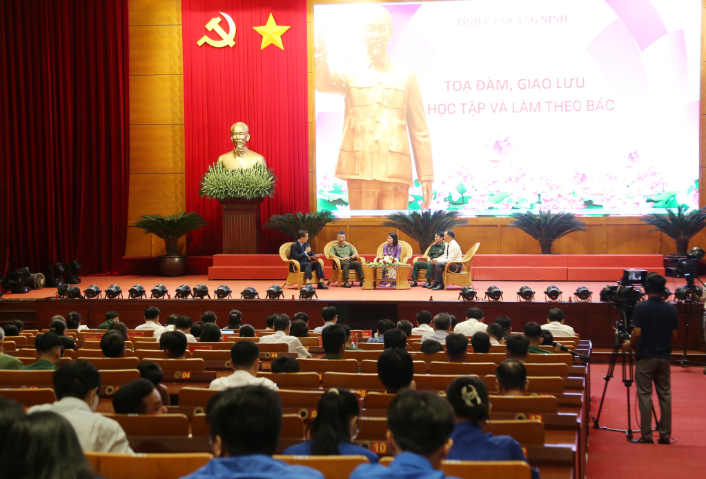 Tọa đàm, giao lưu học và làm theo Bác diễn ra tại hội nghị. 