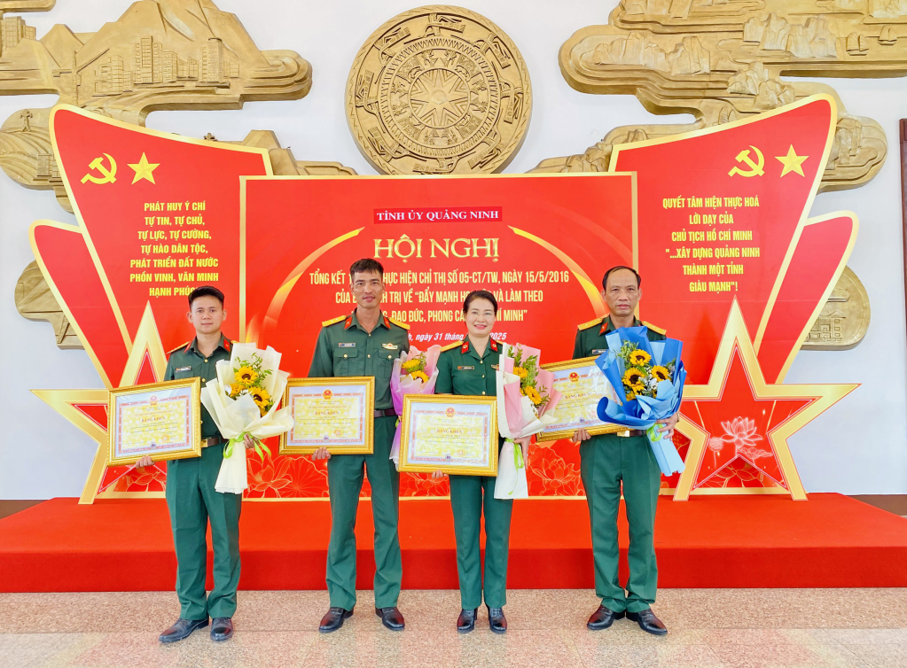 Đồng chí Đặng Văn Đáp, Chủ nhiệm Hậu cần Kỹ thuật, Bộ Chỉ huy Quân sự tỉnh (ngoài cùng bên trái) cùng các cán bộ, chiến sỹ Bộ Chỉ huyên Quân sự tỉnh vinh dự được nhận Bằng khen của Chủ tịch UBND tỉnh.