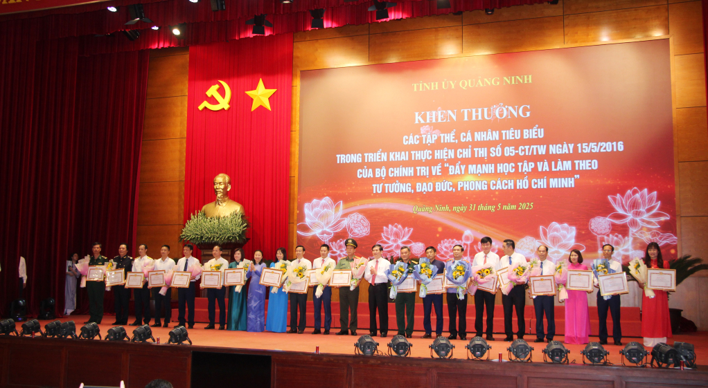 Các tập thể, cá nhân vinh dự được Ban Thường vụ Tỉnh ủy đã tặng Bằng khen.